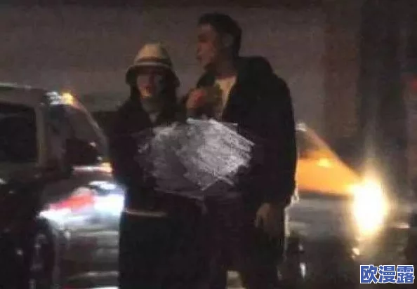 老太婆BBBBB毛多水大，竟被邻居拍到与年轻小伙深夜密会，引发众人热议！